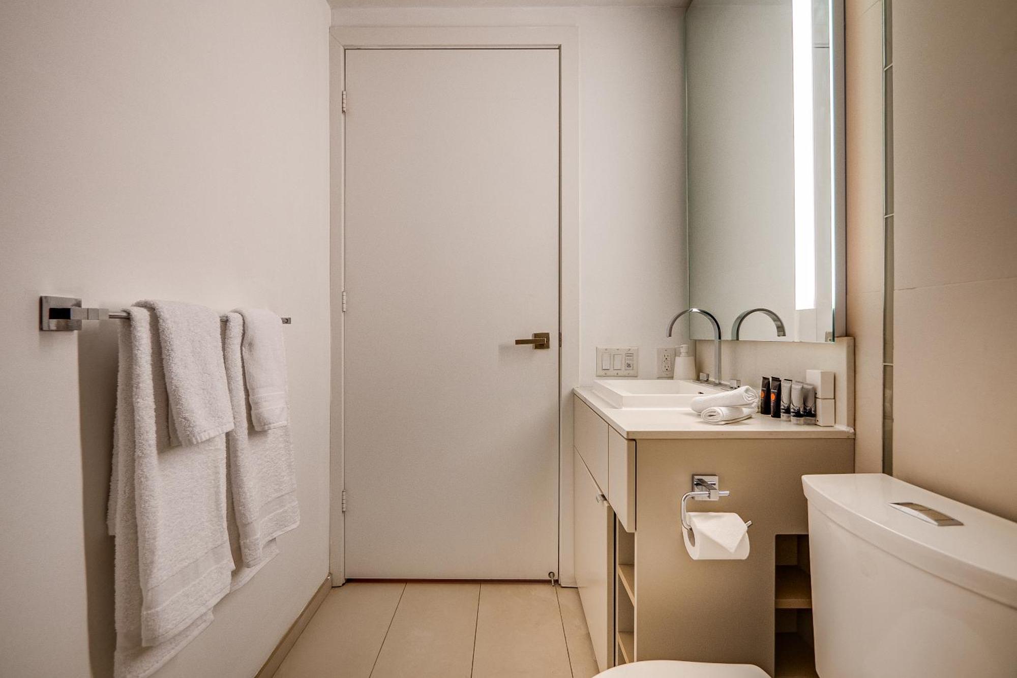 Modern Suite On Peter St - City View Toronto Exterior foto